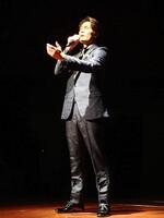 　「戦いが終わっても」を歌唱する加藤和樹