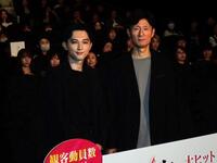 　「国宝」の大ヒット御礼舞台あいさつを行った（左から）吉沢亮、李相日監督