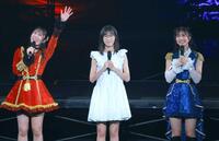 　Ｊｕｉｃｅ＝Ｊｕｉｃｅの新メンバー・林仁愛（中央）とリーダー・段原瑠々（左）とサブリーダー・井上玲音