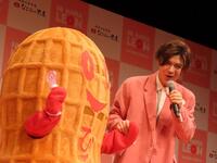 　なごみの米屋・マスコットのぴーちゃんと歌う新浜レオン