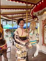 　浅草花やしきのメリーゴーランドで笑顔を浮かべる長山洋子