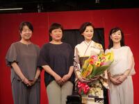 　小学校時代の友人３人に新曲発売を祝福された長山洋子（右から２番目）