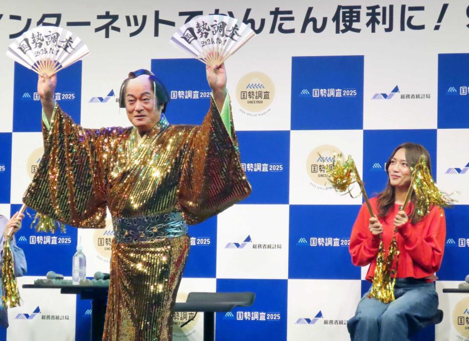 　松平健（左）と川口春奈