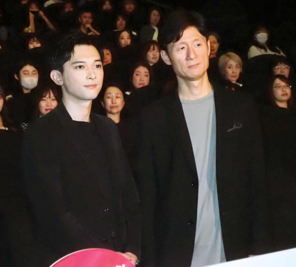 　「国宝」の大ヒット御礼舞台あいさつを行った吉沢亮（左）と李相日監督