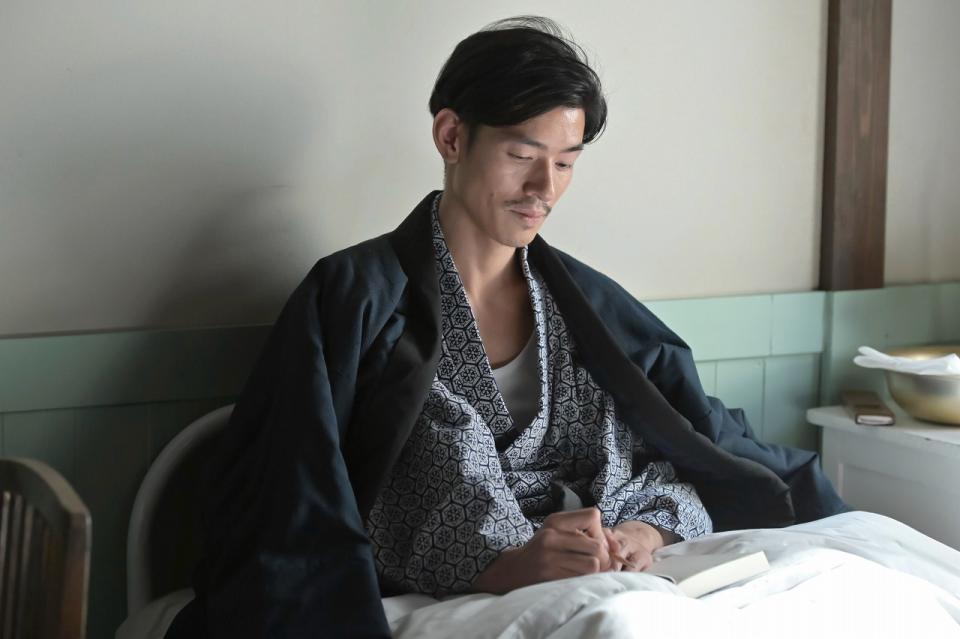 のぶの話を聞いて、速記でノートに何かを書き始める次郎（中島歩）