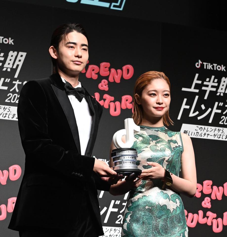 　トロフィーを手にする豊田裕大（左）と吉柳咲良（撮影・園田高夫）