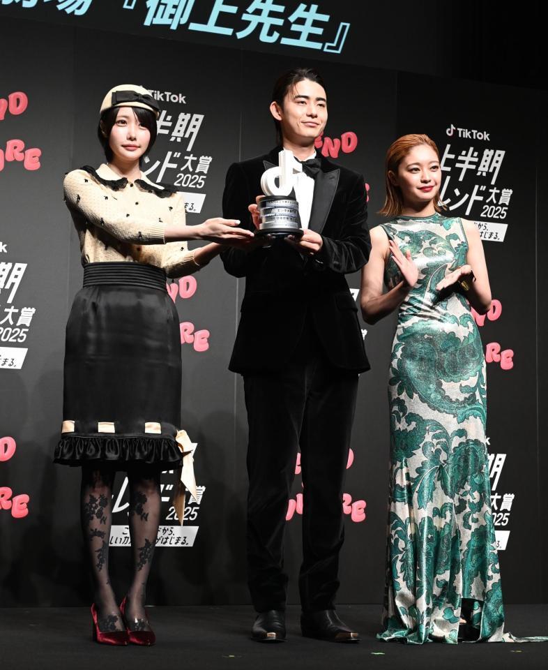 　（左から）あのちゃんからトロフィーを渡される豊田裕大、吉柳咲良（撮影・園田高夫）