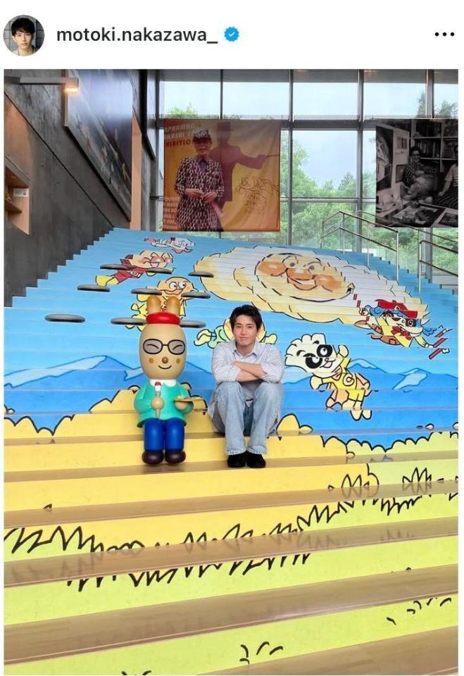 　やなせさんのキャラクター隣にちょこん。中沢元紀のインスタグラム＠ｍｏｔｏｋｉ．ｎａｋａｚａｗａ＿より