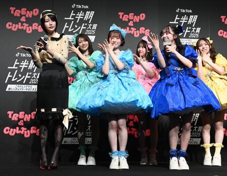 　ＣＵＴＩＥ　ＳＴＲＥＥＴのメンバーから振付を教えてもらうあのちゃん（左端）＝撮影・園田高夫