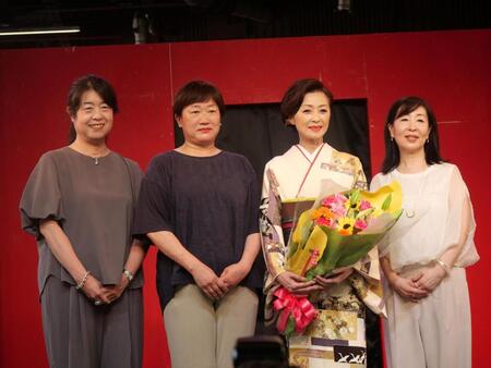 　小学校時代の友人３人に新曲発売を祝福された長山洋子（右から２番目）