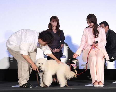 　犬の面倒を見る成田凌（左）と清原果耶（右）＝撮影・佐々木彰尚