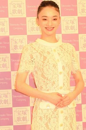 　退団会見した宝塚歌劇団雪組トップ娘役の夢白あや