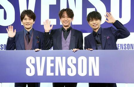 　笑顔で手を振る２０ｔｈ　Ｃｅｎｔｕｒｙの（左から）長野博、坂本昌行、井ノ原快彦（撮影・石井剣太郎）