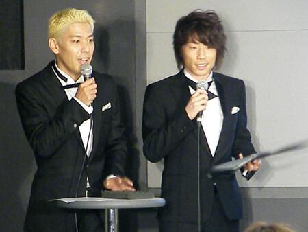 　「ＣＭコンペティション」の司会を務めるロンドンブーツ１号２号の田村淳（右）と田村亮＝２０１０年