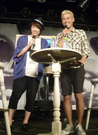 　ＤＶＤ発売記念イベントを行い、鼻の手術を明かしたロンドンブーツ１号２号の田村淳（左）と相方の田村亮＝２０１０年