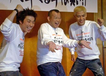 　ロンドンブーツ１号２号と笑福亭鶴瓶（中央）＝２００４年