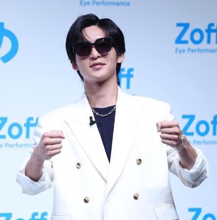 　ドライブ用を選んだ目黒蓮（撮影・佐々木彰尚）