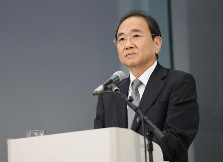 　会見に臨むＦＭＨ・清水賢治社長（撮影・石井剣太郎）