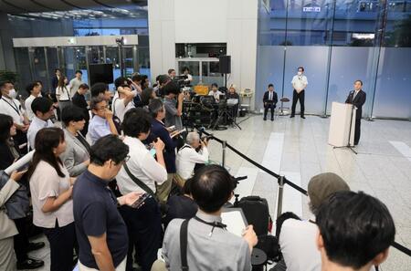 　会見するＦＭＨ・清水賢治社長（撮影・石井剣太郎）