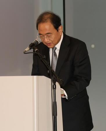 　会見に臨むＦＭＨ・清水賢治社長（撮影・石井剣太郎）