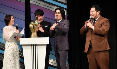 　「Ｍ－１グランプリ」の優勝トロフィーについて語る令和ロマン（左から）ＭＣの東瑠伽アナ、川島明（撮影・佐藤厚）