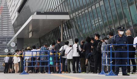 　ＦＭＨ株主総会に参加するため並ぶ人たち（撮影・石井剣太郎）