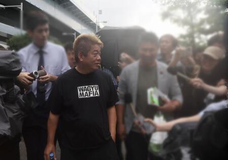 　ＦＭＨ株主総会を訪れた堀江貴文氏（中央左）＝撮影・石井剣太郎