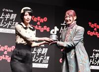 　プレゼンターのあのちゃん（左）からトロフィーを渡されるしなこ（撮影・園田高夫）