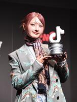 　トロフィーを手にするしなこ（撮影・園田高夫）