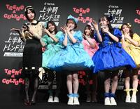 　ＣＵＴＩＥ　ＳＴＲＥＥＴのメンバーから振付を教えてもらうあのちゃん（左端）＝撮影・園田高夫