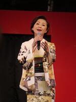 　着物姿で演歌を熱唱する長山洋子