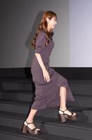 　登壇する深田恭子（撮影・佐々木彰尚）