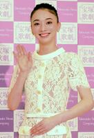 　退団会見をした宝塚歌劇団雪組トップ娘役の夢白あや