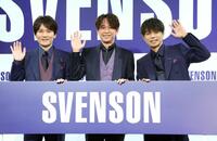 　笑顔で手を振る２０ｔｈ　Ｃｅｎｔｕｒｙの（左から）長野博、坂本昌行、井ノ原快彦（撮影・石井剣太郎）