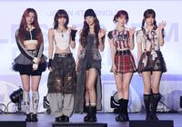 　ポーズを決めるＬＥ　ＳＳＥＲＡＦＩＭの（左から）ＨＵＨ　ＹＵＮＪＩＮ、ＫＩＭ　ＣＨＡＥＷＯＮ、ＫＡＺＵＨＡ、ＳＡＫＵＲＡ、ＨＯＮＧ　ＥＵＮＣＨＡＥ（撮影・石井剣太郎）