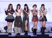 　ポーズを決めるＬＥ　ＳＳＥＲＡＦＩＭの（左から）ＨＵＨ　ＹＵＮＪＩＮ、ＫＩＭ　ＣＨＡＥＷＯＮ、ＫＡＺＵＨＡ、ＳＡＫＵＲＡ、ＨＯＮＧ　ＥＵＮＣＨＡＥ（撮影・石井剣太郎）