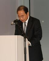 　会見に臨むＦＭＨ・清水賢治社長（撮影・石井剣太郎）