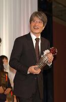 　ドラマ「ハゲタカ」でテレビ部門・ギャラクシー優秀賞を受賞しトロフィーを手に笑顔のＮＨＫ・訓覇圭プロデューサー（２００７年撮影）