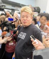 　株主総会から現れた堀江貴文氏