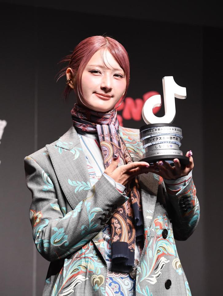 　トロフィーを手にするしなこ（撮影・園田高夫）