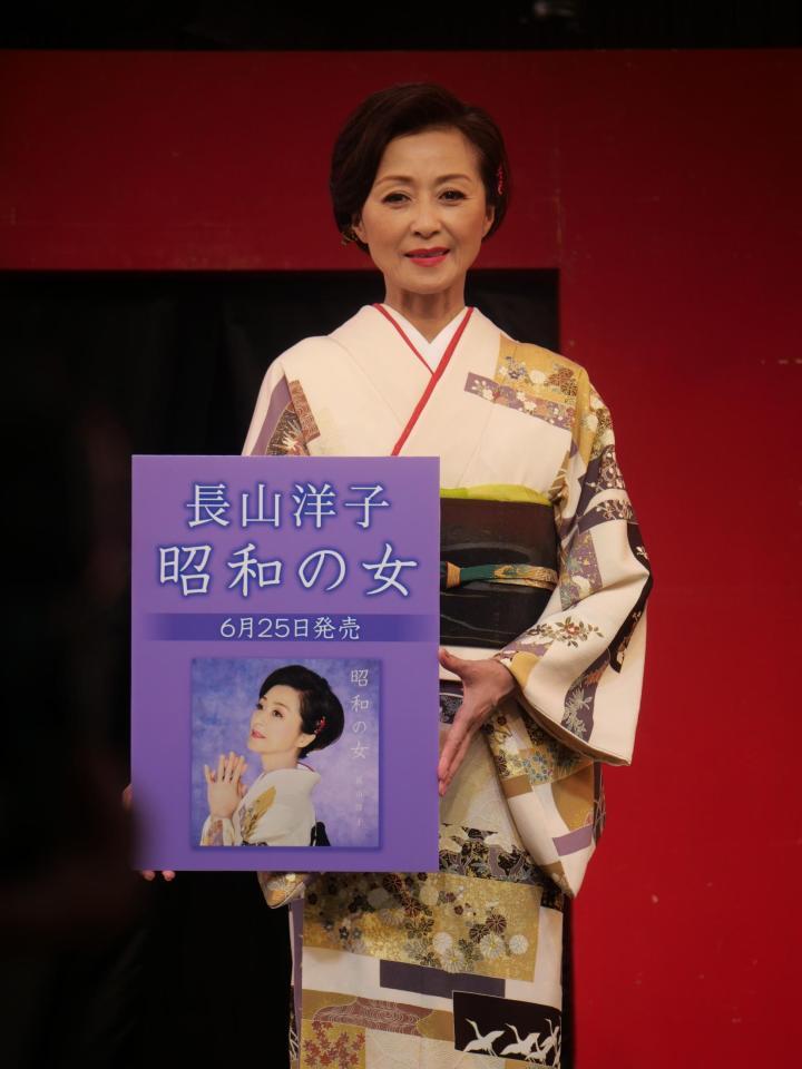 　着物姿で発売記念イベントを行った長山洋子