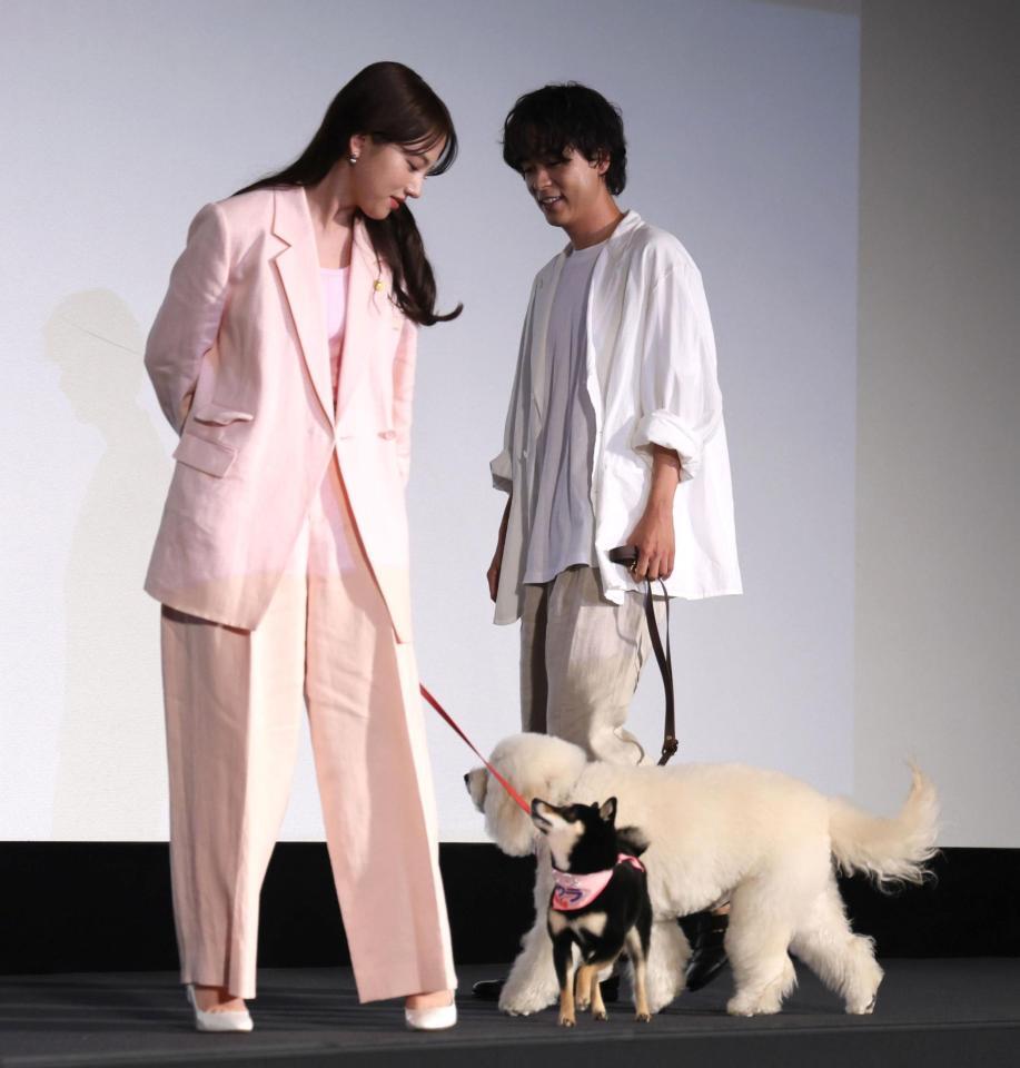 　犬を連れて登場する清原果耶（左）と成田凌（撮影・佐々木彰尚）