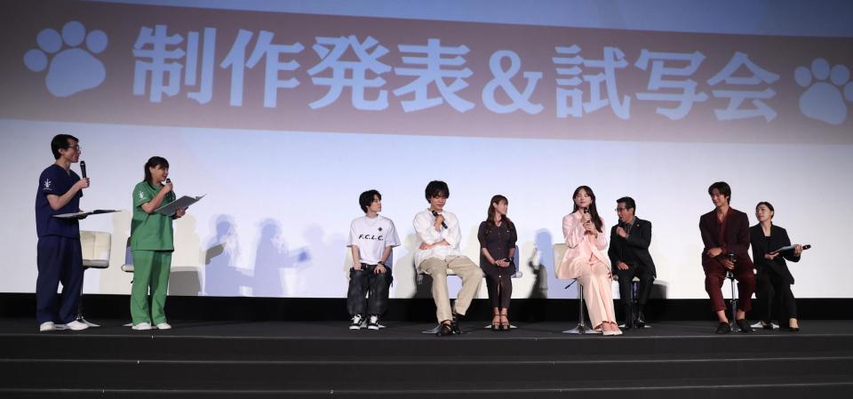 　ドラマの発表会に登場した（左から）なだぎ武、野呂佳代、萩原利久、成田凌、深田恭子、清原果耶、岸谷五朗、ナ・イヌ（撮影・佐々木彰尚）