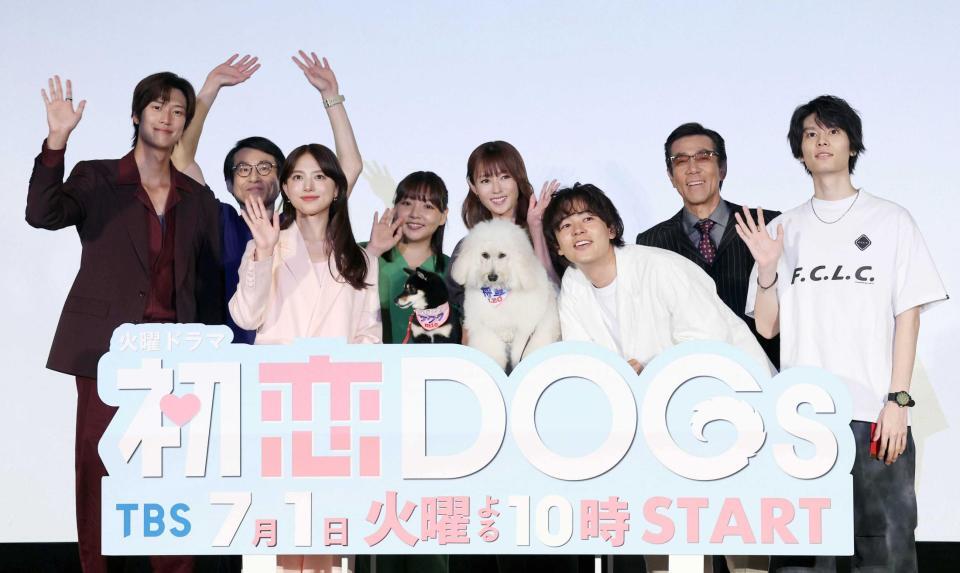 　手を振る（左から）ナ・イヌ、なだぎ武、清原果耶、野呂佳代、深田恭子、成田凌、岸谷五朗、萩原利久（撮影・佐々木彰尚）