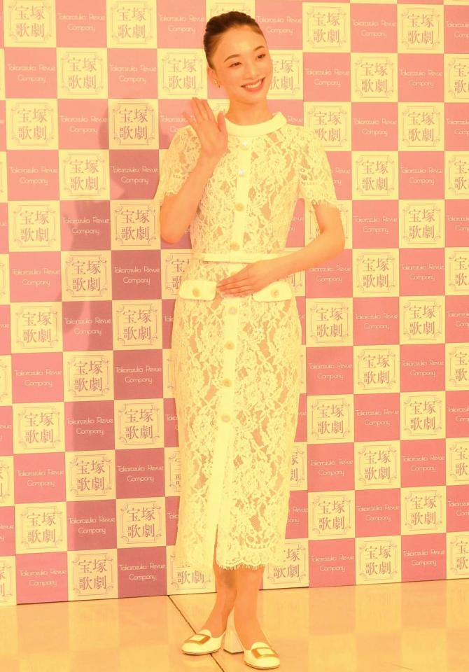 　退団会見した宝塚歌劇団雪組トップ娘役の夢白あや