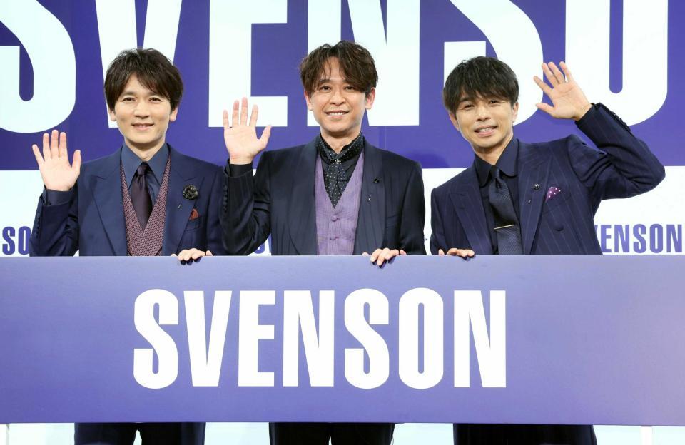 　笑顔で手を振る２０ｔｈ　Ｃｅｎｔｕｒｙの（左から）長野博、坂本昌行、井ノ原快彦（撮影・石井剣太郎）