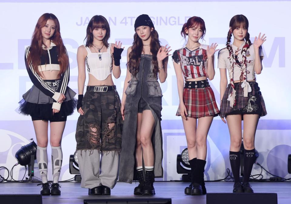 　ポーズを決めるＬＥ　ＳＳＥＲＡＦＩＭの（左から）ＨＵＨ　ＹＵＮＪＩＮ、ＫＩＭ　ＣＨＡＥＷＯＮ、ＫＡＺＵＨＡ、ＳＡＫＵＲＡ、ＨＯＮＧ　ＥＵＮＣＨＡＥ（撮影・石井剣太郎）