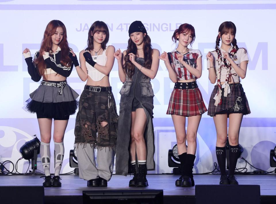 　ポーズを決めるＬＥ　ＳＳＥＲＡＦＩＭの（左から）ＨＵＨ　ＹＵＮＪＩＮ、ＫＩＭ　ＣＨＡＥＷＯＮ、ＫＡＺＵＨＡ、ＳＡＫＵＲＡ、ＨＯＮＧ　ＥＵＮＣＨＡＥ（撮影・石井剣太郎）