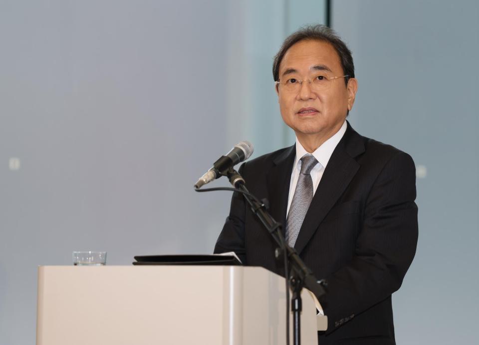 　会見するＦＭＨ・清水賢治社長（撮影・石井剣太郎）