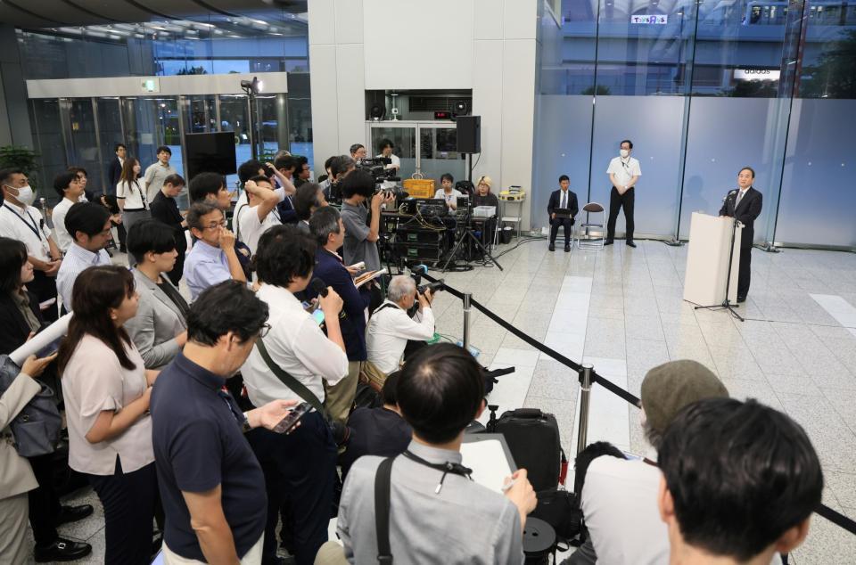 　会見するＦＭＨ・清水賢治社長（撮影・石井剣太郎）